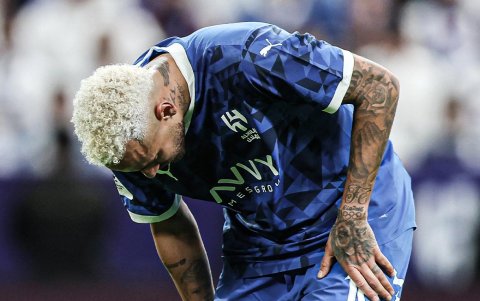 Neymar toma su pierna derecha previo a salir lesionado del terreno de juego