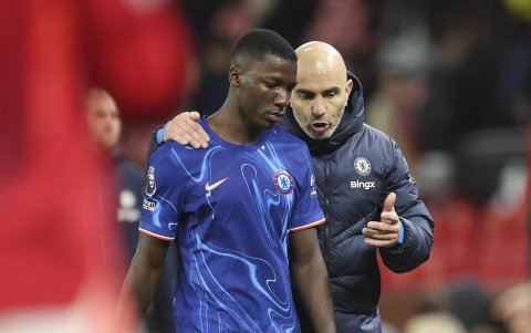 Moisés Caicedo (i) es pieza clave en el Chelsea para el técnico Enzo Maresca.