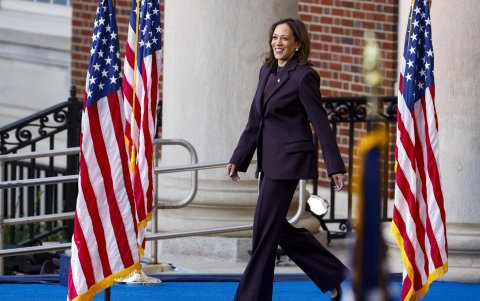 La vicepresidenta estadounidense y excandidata presidencial demócrata Kamala Harris sale a pronunciar su discurso.