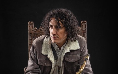 El músico empezó a trabajar en el álbum mientras residía en Barcelona, España.