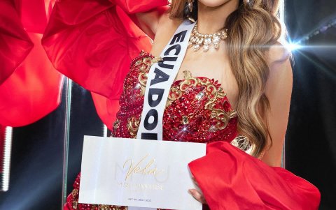 Mara modelando los productos del Miss Universo