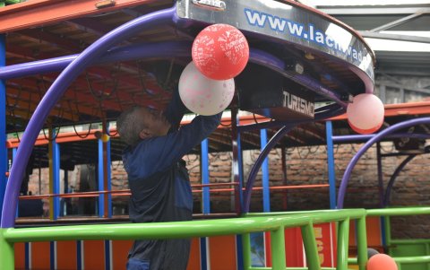 Cada chiva tiene capacidad para 45 personas y ofrecen un paseo de dos horas.