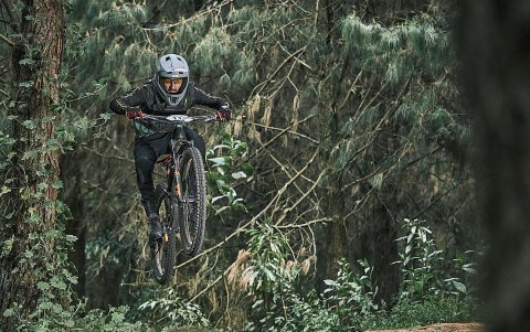 El ciclismo de enduro mezcla el bicicross con el downhill extremo.