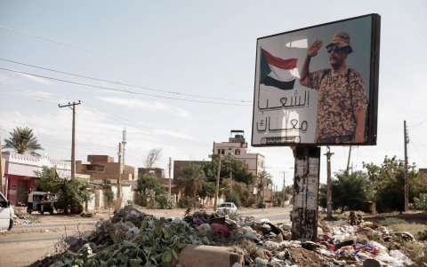Un cartel con una imagen de un general sudanés en medio a la destrucción en la ciudad de Omdurman el 01 de noviembre de 2024.