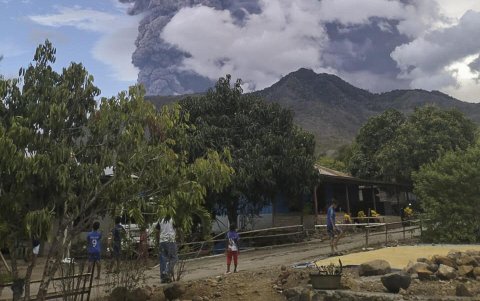 Una enorme erupción del volcán Lewotobi Laki-laki, en el este de Indonesia.