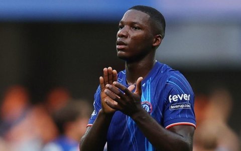 Moisés Caicedo (i) es pieza clave en el Chelsea para el técnico Enzo Maresca.