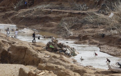 Voluntarios trabajan en el pantano de Torrent (Valencia) este viernes, diez días después de la dana.