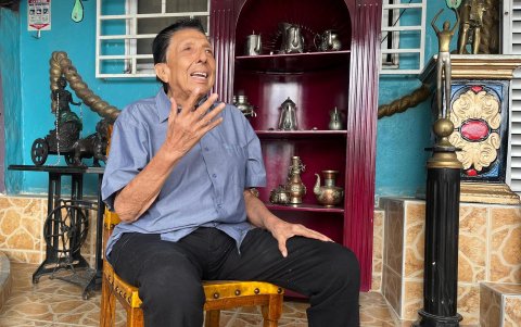 Humberto Villegas, propietario del motel 'Kiss Me', conversa con EFE este jueves, en Cali (Colombia).