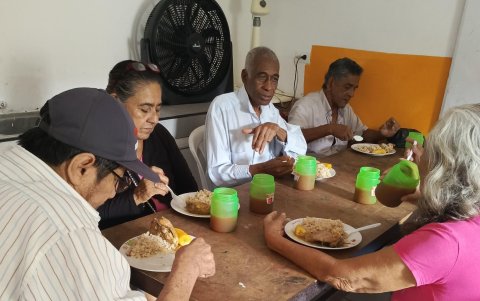 La ONG entrega alimentos a los adultos mayores de la cooperativa Pablo Neruda