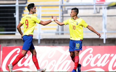 Jordan Rezabala (d) celebra un gol junto a Leonardo Campana en el Sudamericano Sub-20 en que quedaron campeones
