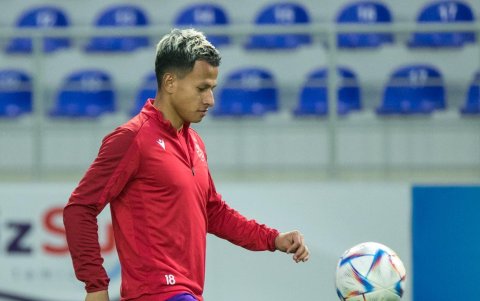 Jordan Rezabala en el calentamiento previo de un partido de Sumgayit de la liga premier de Azerbaiyán