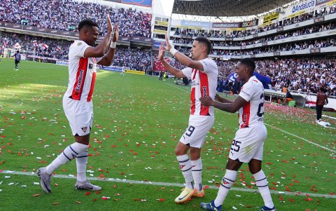 Álex Arce (c) festejo el tanto conseguido en la victoria de Liga de Quito ante Independiente del Valle