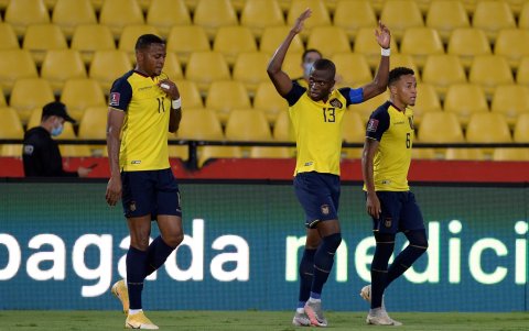 Michael Estrada (i) y Enner Valencia (c) fueron los goleadores de la Tri ante Bolivia en 2021 para el Mundial de Qatar 2022.