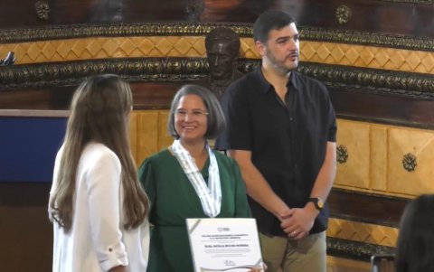 Entrega de reconocimiento a Molina.