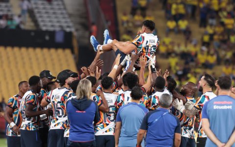 Ángel Mena fue levantado por sus compañeros en su último partido con la selección de Ecuador de local.