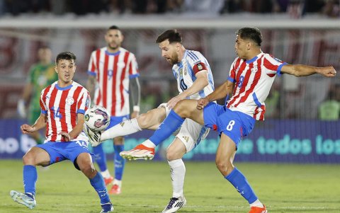 Jugadores de Paraguay disputan un balón con Lionel Messi (c), capitán de Argentina, en la victoria de la Albirroja 2-1.