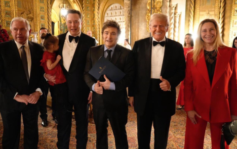 Javier Milei también saludó con Elon Musk, durante la reunión exclusiva organizada por la victoria de Donald Trump