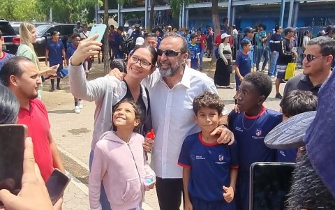 Nassib Neme, expresidente de Emelec se tomó fotos con hinchas en la Ciudad Deportiva Carlos Pérez Perasso