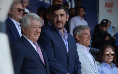 Enrique Cerezo (i), presidente de Atlético de Madrid, junto a Aquiles Álvarez, alcalde de Guayaquil
