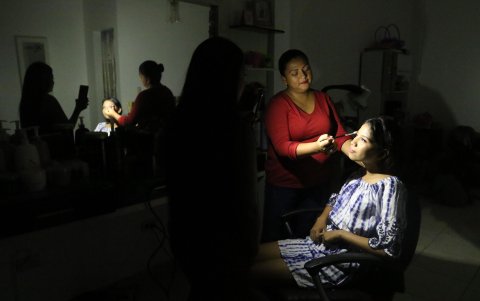 Durante las semanas de apagones, la gente halló la forma de continuar con sus rutinas.