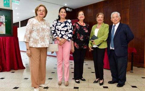 Mariana de Vallarino, Paola Espinel, Rita Álava, María de Portalanza y Gustavo Portalanza.