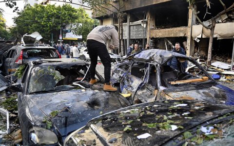 Un hombre inspecciona su automóvil dañado tras un ataque aéreo israelí en la calle Mar Elias, Beirut, Líbano, 18 de noviembre de 2024.