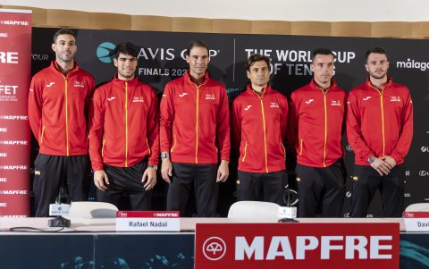 El capitán David Ferrer (3d) junto a los tenistas de la selección española Marcel Granollers, Carlos Alcaraz, Rafa Nadal, Roberto Bautista y Pedro Martínez.