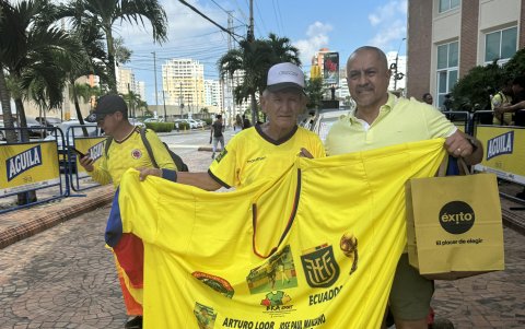 El famoso Rey de la Cascarita, Manuel Ángel Loor (i)  en Barranquilla.