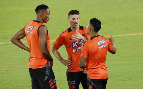 Yerry Mina (i) y James Rodríguez (c) durante unos de los entrenamientos en Barranquilla.