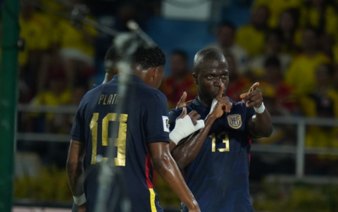 Enner Valencia celebró el prime gol para Ecuador en la visita a Colombia