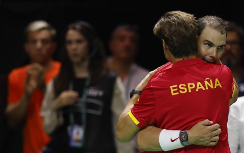 El tenista español Rafa Nadal (d) saluda al capitán del equipo, David Ferrer tras su derrota ante el neerlandés Botic Van de Zandschulp.