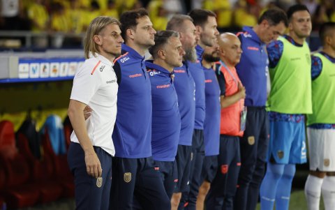 El seleccionador de Ecuador, Sebastián Beccacece (i) en el estadio Metropolitano.