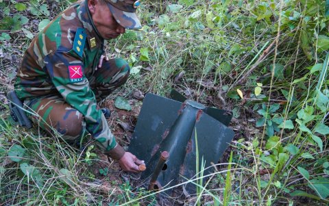 Un miembro del Ejército de Liberación Nacional de Ta'ang (TNLA) manejando municiones sin detonar del ejército de Myanmar en la ciudad de Mantong, en el norte del estado de Shan.