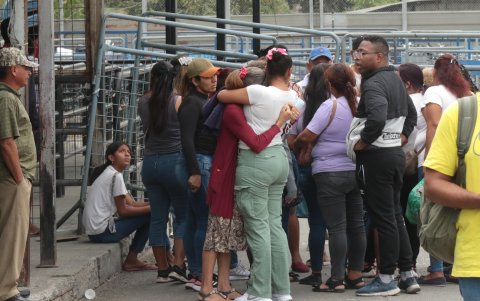 Caso. Desde el pasado 11 de noviembre los familiares de los internos acuden con mayor regularidad a los exteriores de la prisión pues aseguran que han sido amenazados y ocurrirá otra masacre.