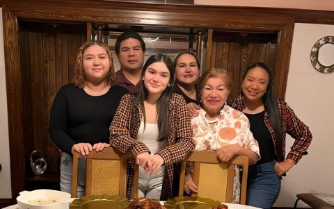 Glenda lo celebra con su familia