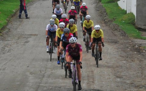 La imagen habla sola. Elizabeth ha comandado los pelotones de competidoras en varios pasajes de la Vuelta.