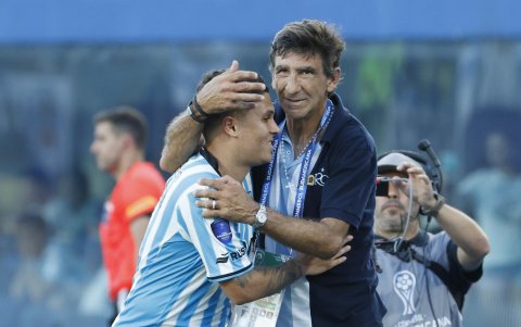 El entrenador de Racing Gustavo Costas (d) abraza a Juan Fernando Quintero, en la final de la Copa Sudamericana entre Racing y Cruzeiro en el estadio General Pablo Rojas en Asunción (Paraguay)