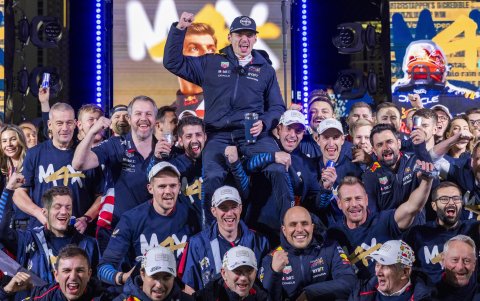Mad Max celebrando con toda su escudería el titulo de campeones 2024.