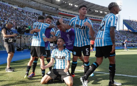 Jugadores de Racing celebran en la final de la Copa Sudamericana.