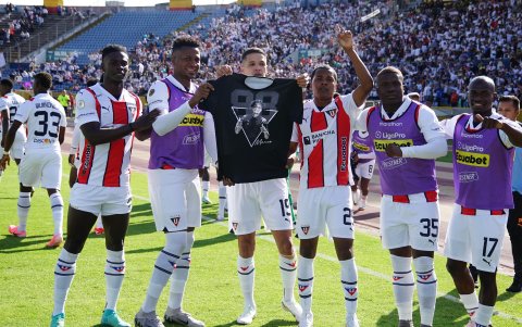 Álex Arce en el festejo de sus goles, sacaba la camiseta en homenaje a Marco Angulo.