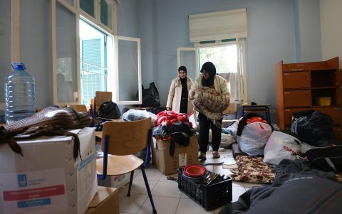 Las personas desplazadas empacan sus pertenencias en una escuela convertida en refugio en Beirut el 27 de noviembre de 2024.