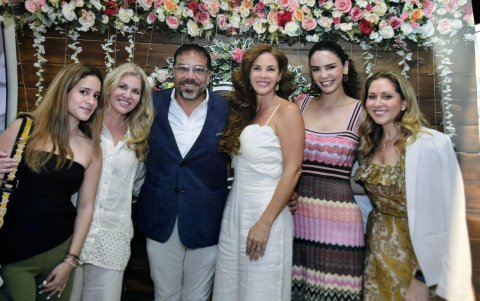 Los esposos con amigos y familiares.