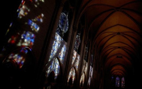 La foto muestra la luz reflejada en los vitrales de una pared de la Catedral de Notre-Dame de París en París, el 29 de noviembre de 2024.