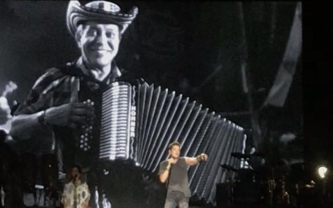 Carlos Vives rindió homenaje a su acordeonista recientemente fallecido, Egidio Cuadrado.