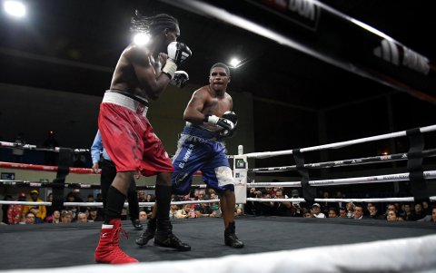 Mina y Quiñónez protagonizaron una gran pelea.