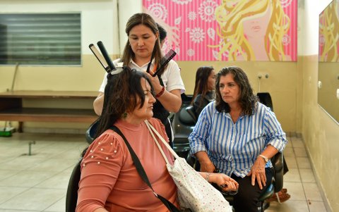 Los estudiantes ofrecen servicios a los asistentes