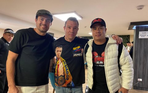 Iván Kaviedes, Maxi James y Armando Paredes antes de la pelea.