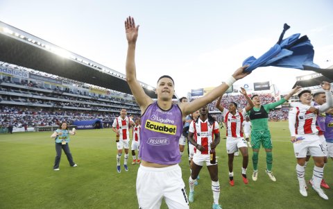 El goleador Álex Arce (i) fue uno de los más emocionados en la celebración de los jugadores de Liga de Quito por la clasificación a las finales de la LigaPro.