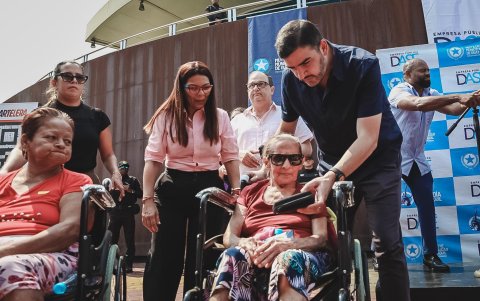 Álvarez haciendo la entrega de las sillas del programa Esperanza Ciudadana