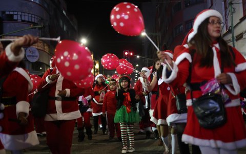 Una niña participa de un desfile navideño este lunes en La Paz (Bolivia).